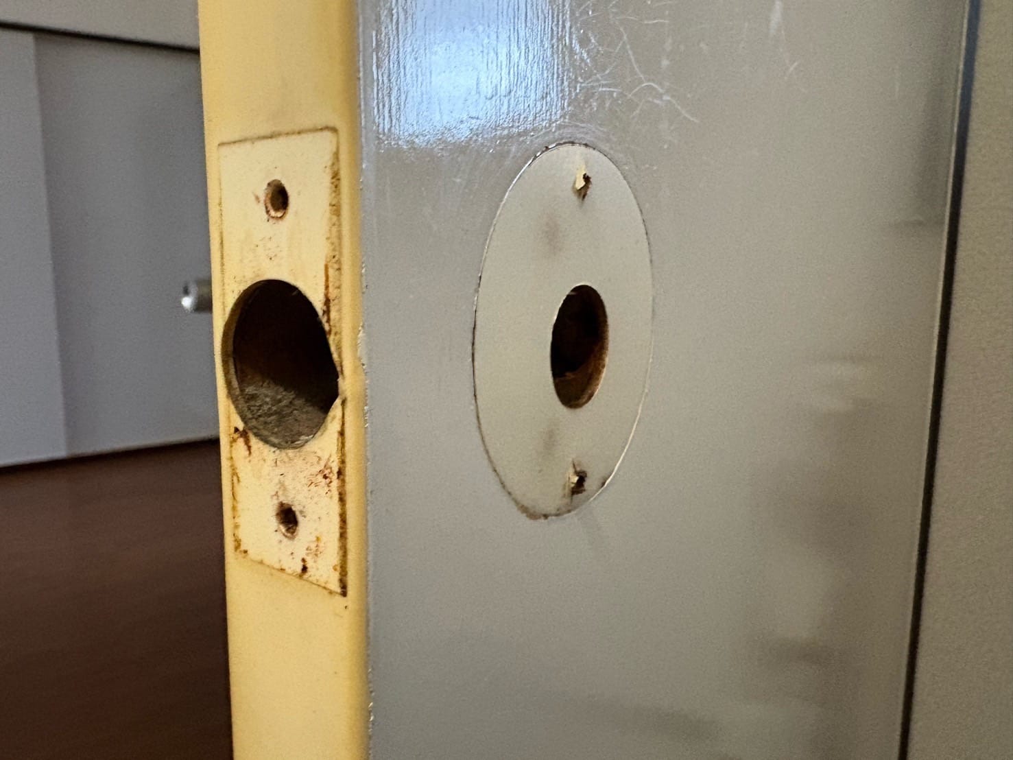 鍵を全て取り外した状態の扉