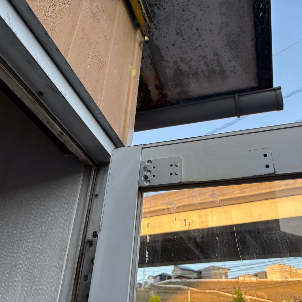 既存のドアクローザーを取り外した状態のドア