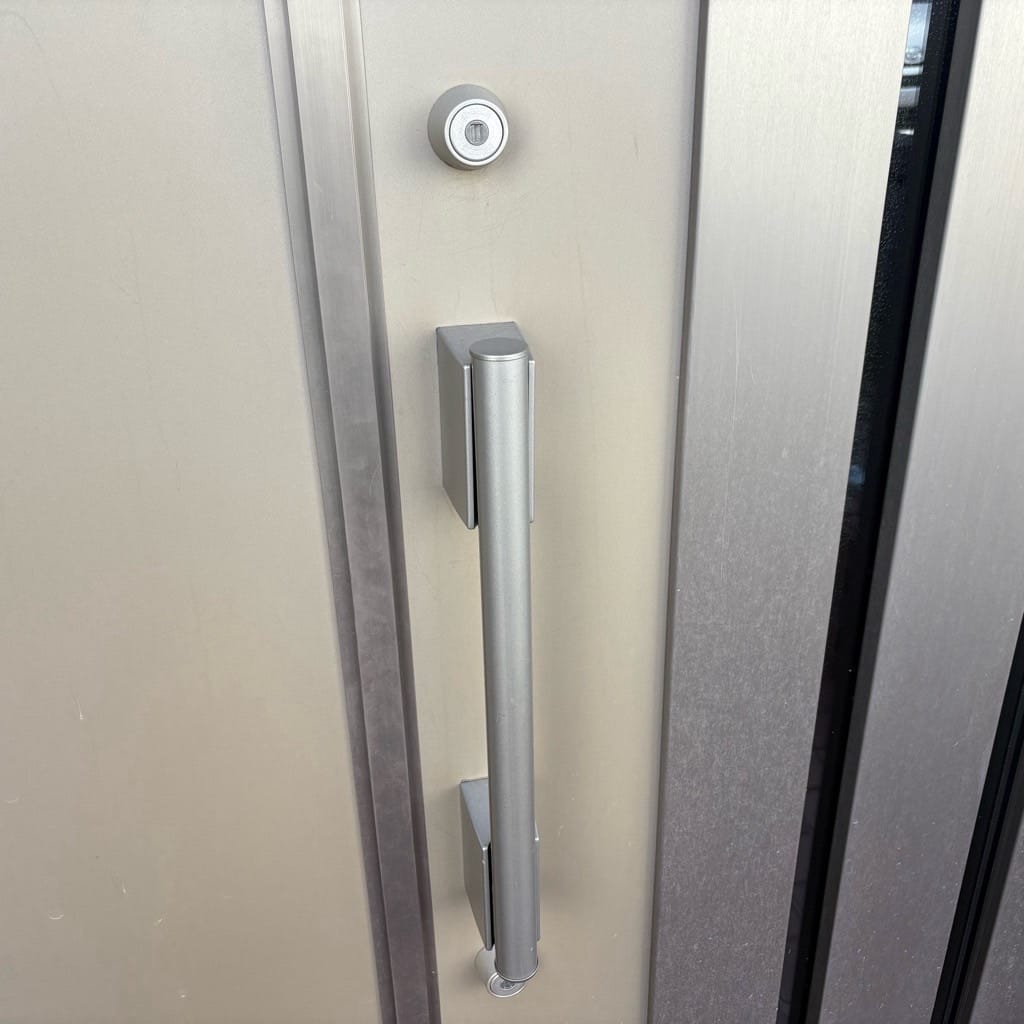 玄関扉にレバーハンドル錠が付いています