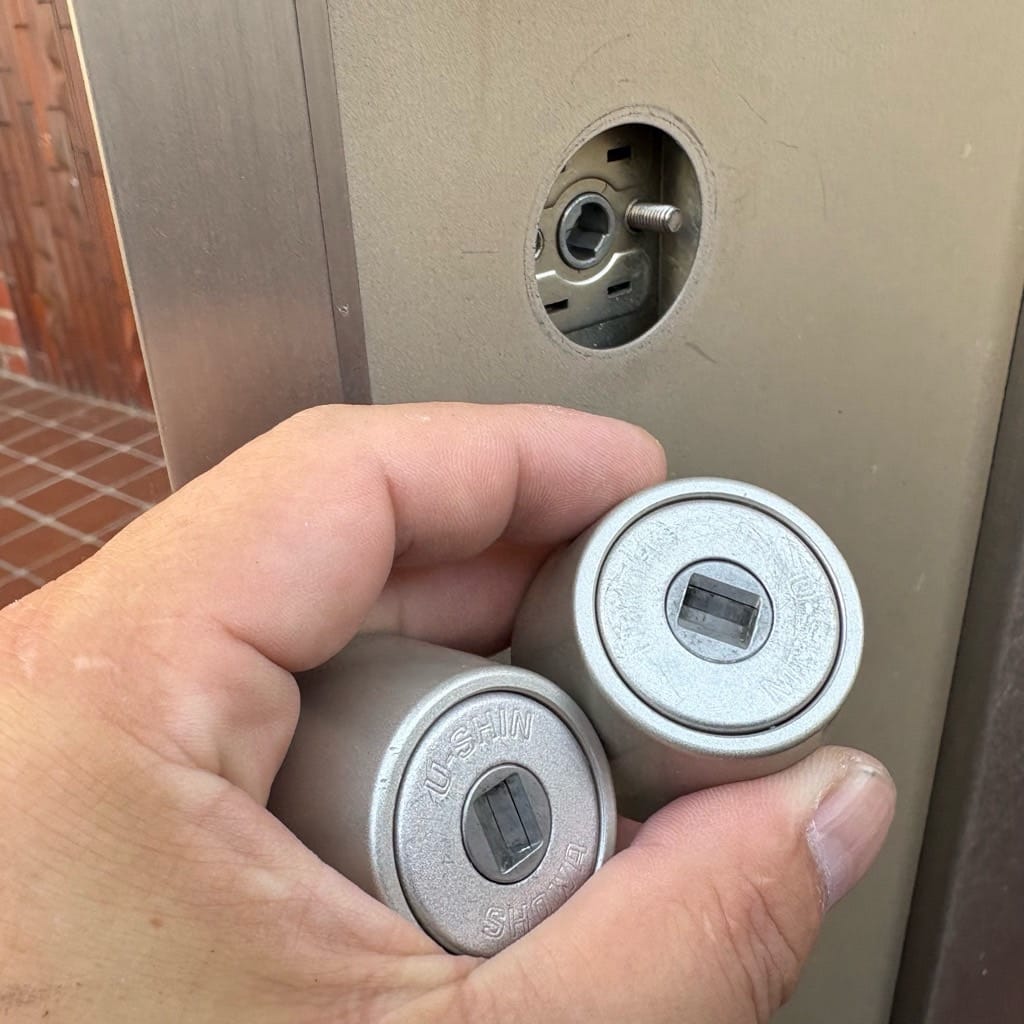 既存のシリンダーを扉から取り外しました