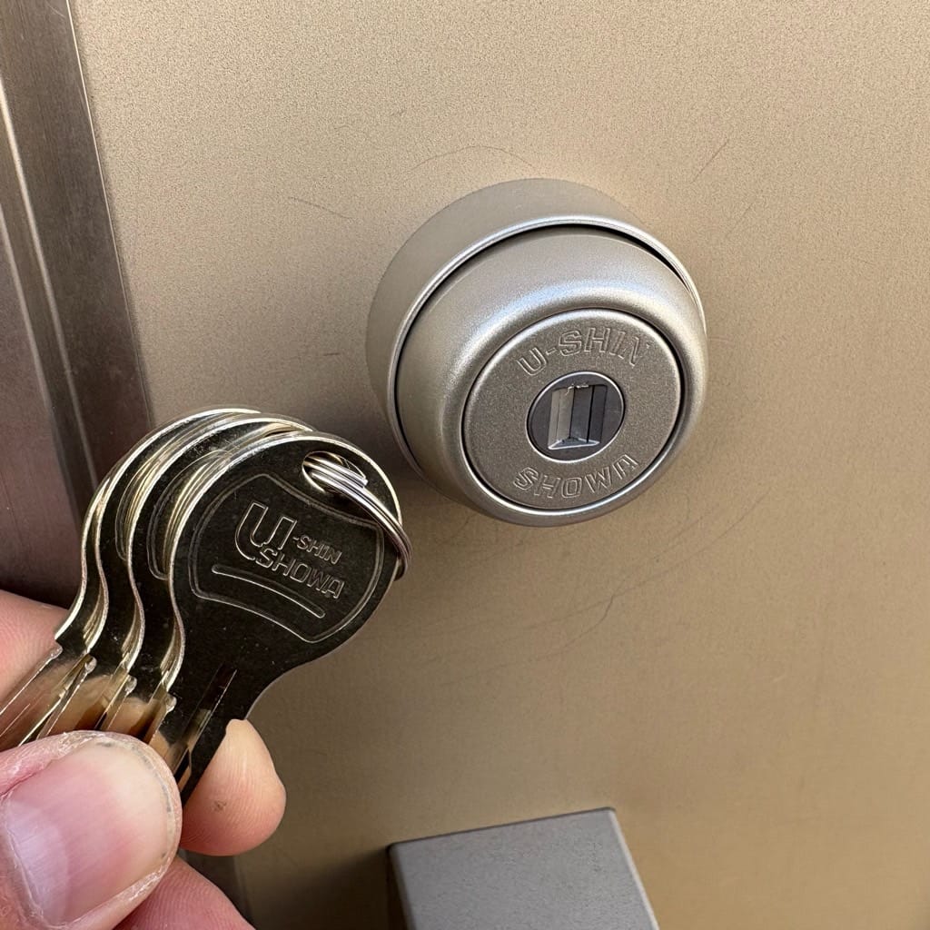 同型シリンダーへ交換完了。シリンダーの近くで付属の鍵数本を持っている