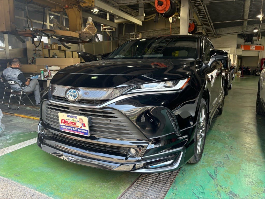 トヨタ ハリアーAXUH80 2021年式。こちらの車両の鍵を作製します。