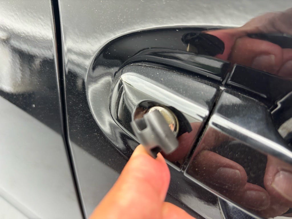 作製したメカニカルキーをインプレッサのドアシリンダーに挿して動作を確認