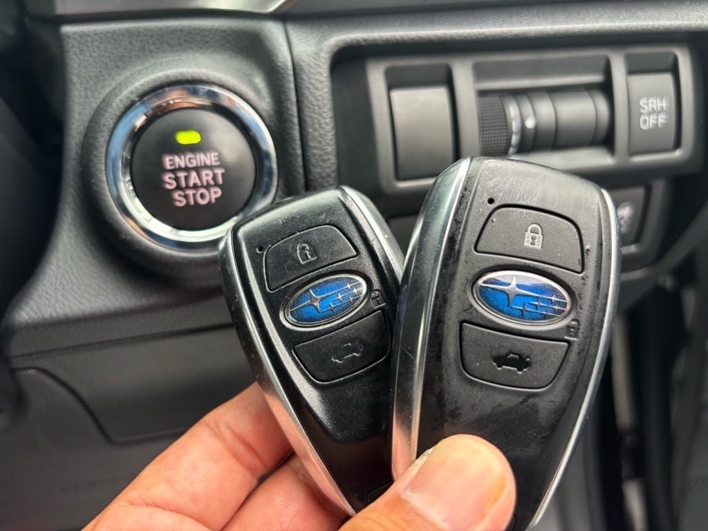 インプレッサのスマートキー登録完了。スタートボタンの前でスマートキー2個を持っている