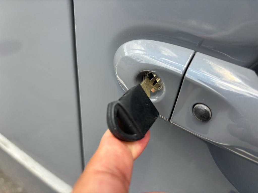 作製したメカニカルキーをキューブのドアシリンダーに挿して動作を確認