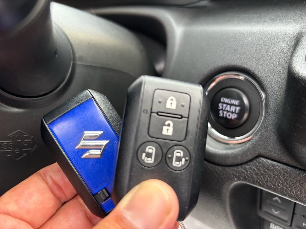 スマートキー登録が完了。スタートボタンの前でスマートキー2個を持っている