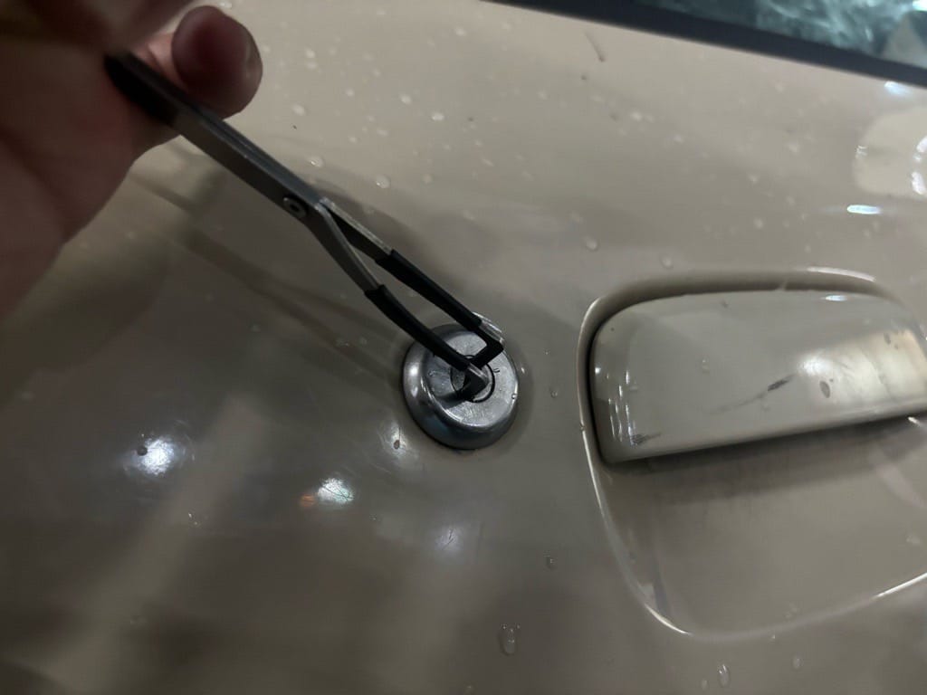 ドアシリンダーをピッキングする様子