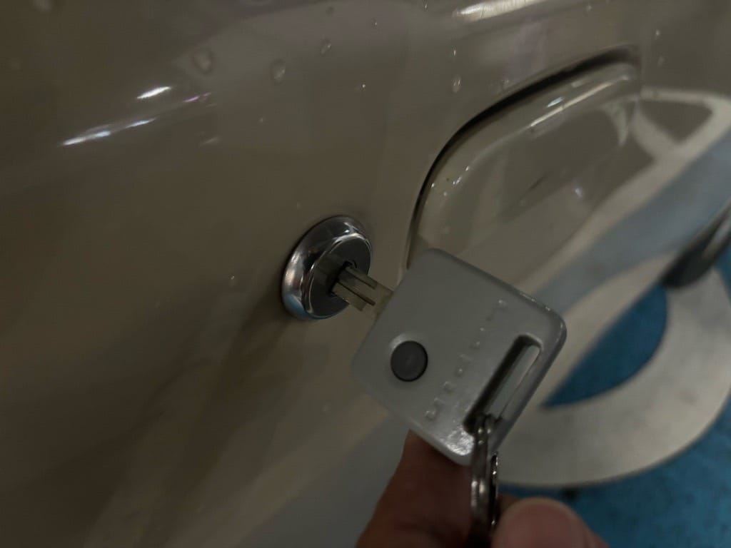 鍵をドアシリンダーに挿して動作確認