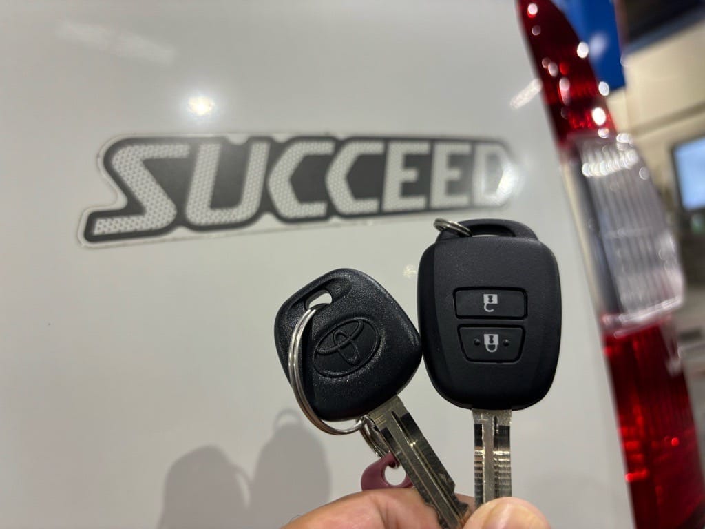 既存キーと今回新たに作製したリモコンキーを手に持っている