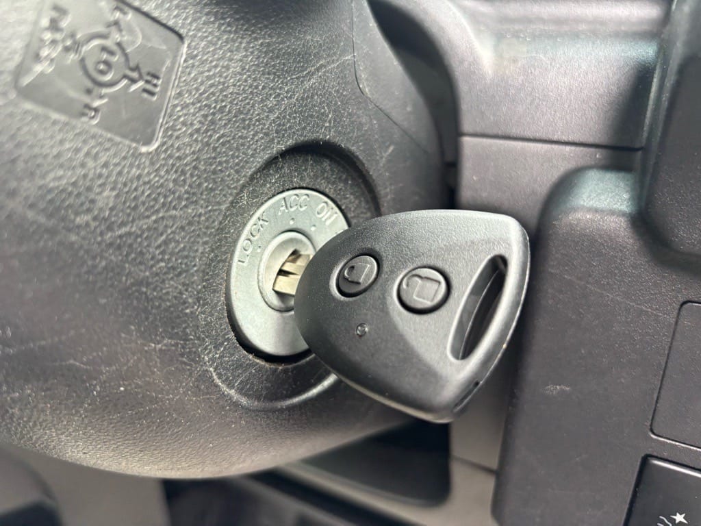 イグニッションシリンダーに作製したリモコンキーがささっている