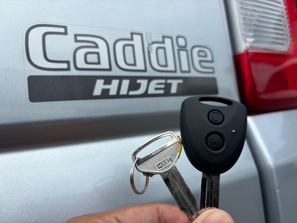 既存キーと今回作製したリモコンキーを手に持っている