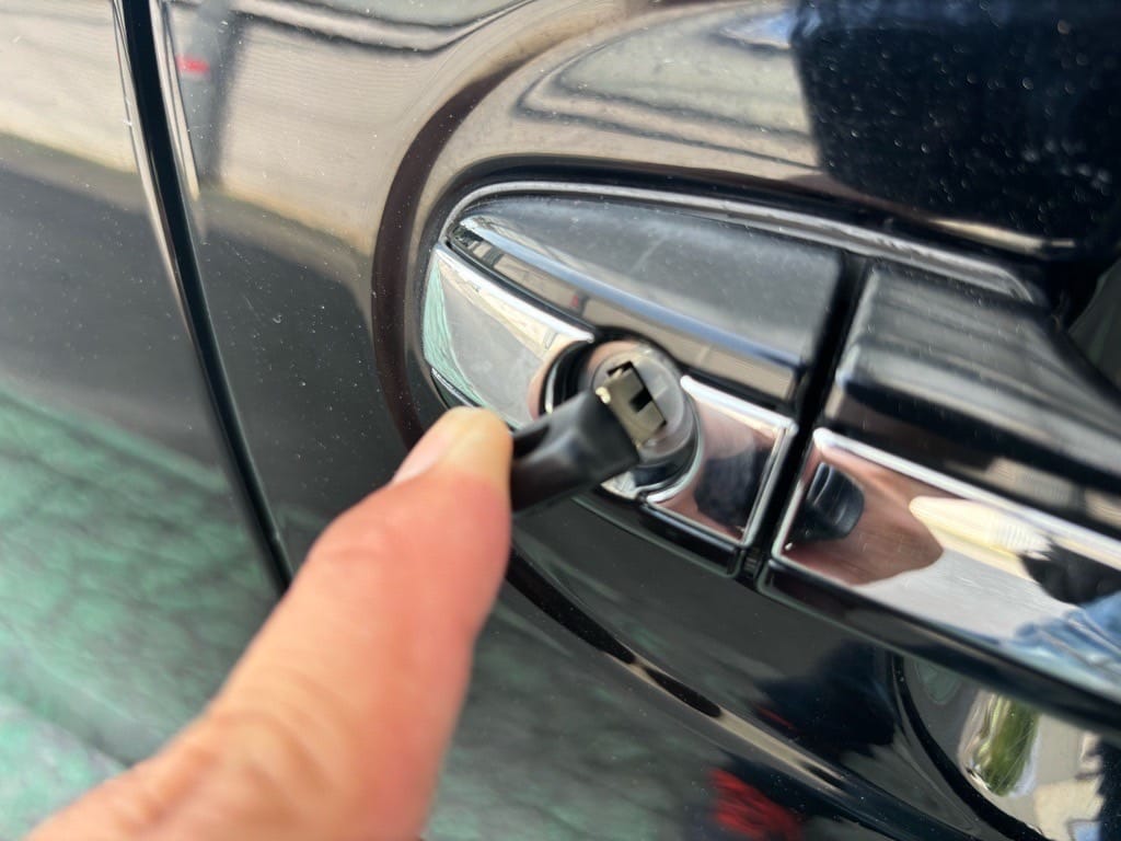 作製したメカニカルキーをマークXのドアシリンダーに挿して動作を確認