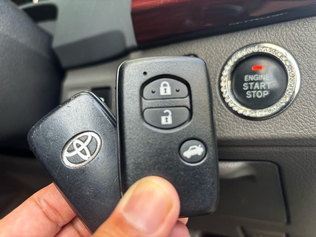 登録が完了した２個のスマートキーをマークXのスタートボタンの前で持っている