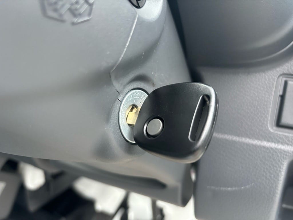 作製した鍵がキャリーのイグニッションシリンダーにささっている