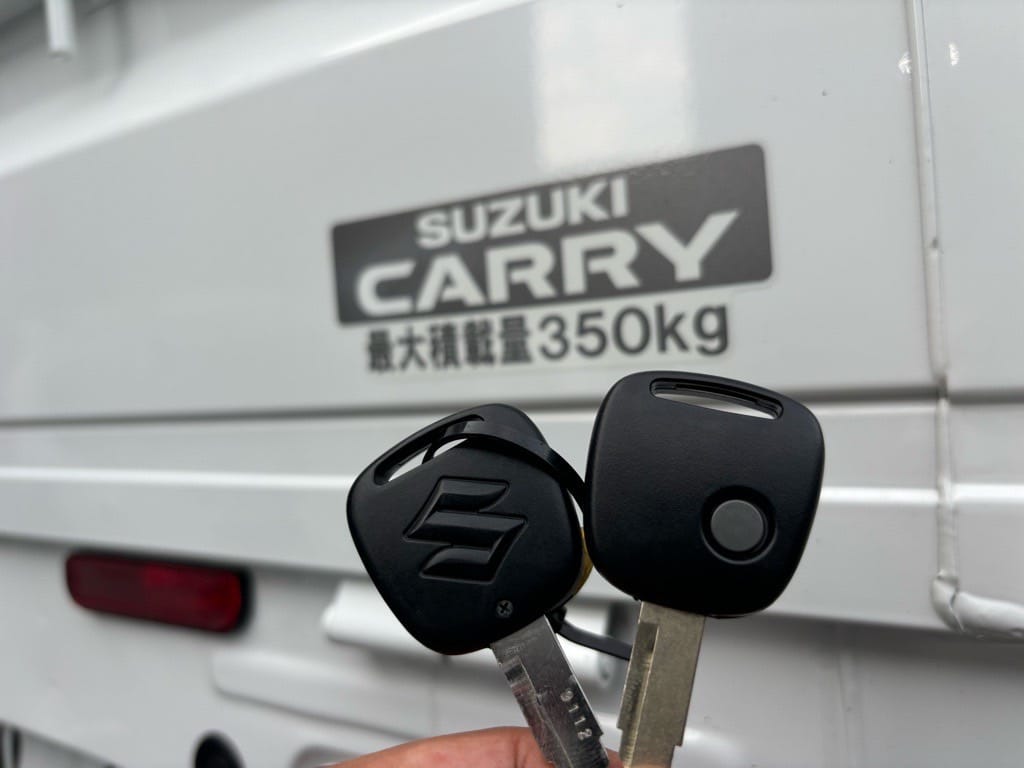 キャリーの既存の鍵と今回新たに作製したスペアキーを手に持っている