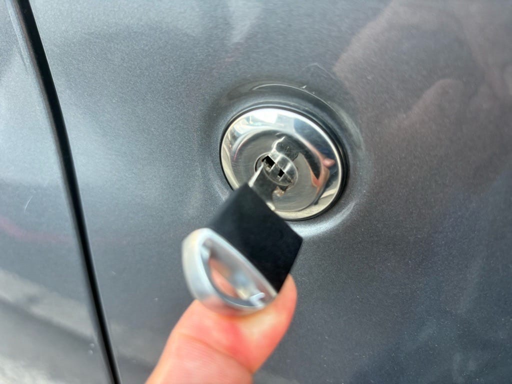 作製したメカニカルキーをルークスのドアシリンダーに挿して動作を確認