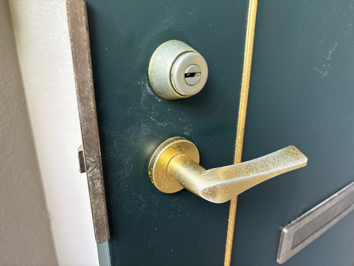 玄関ドアにはMIWA製のレバーハンドル錠、マルチロックがついている