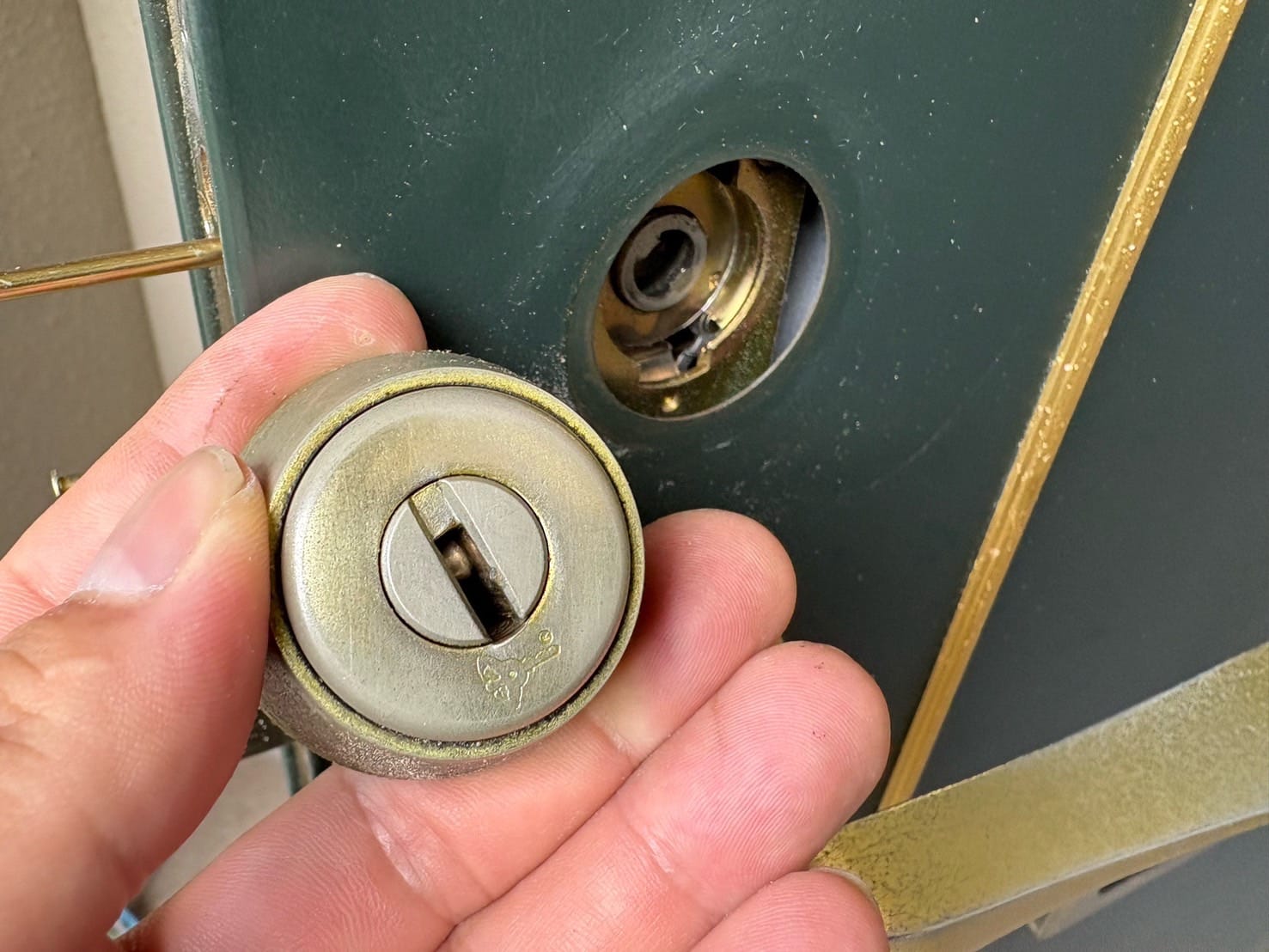 シリンダーを扉から取り外しました