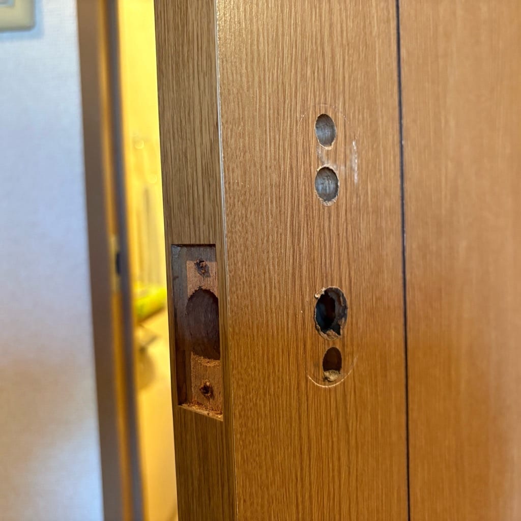 錠を全て取り外された状態の扉