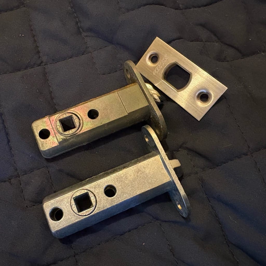 既存のラッチと新品のラッチが並べられている