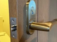 修理完了後の扉