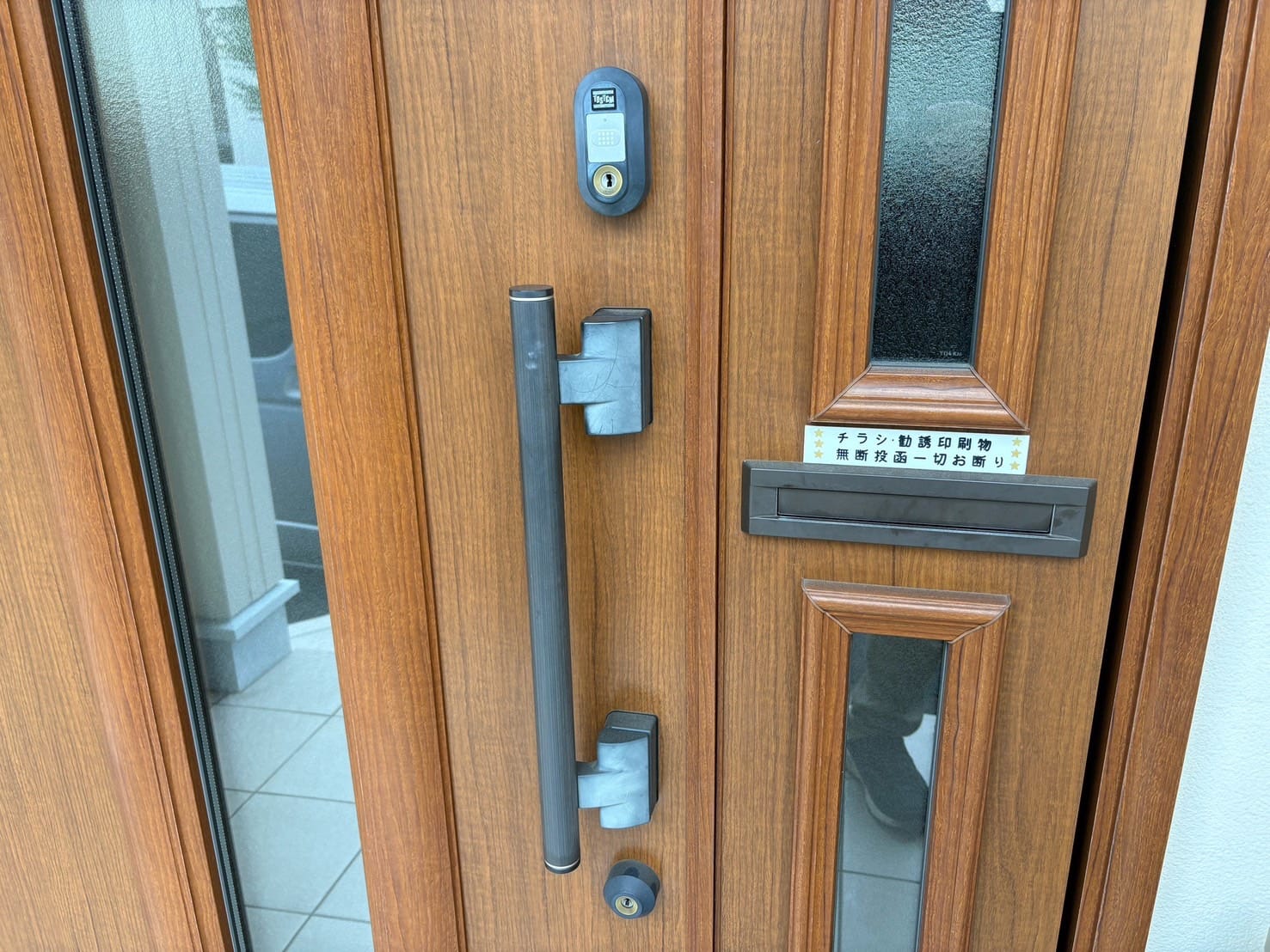 電子錠取付を行う玄関ドア