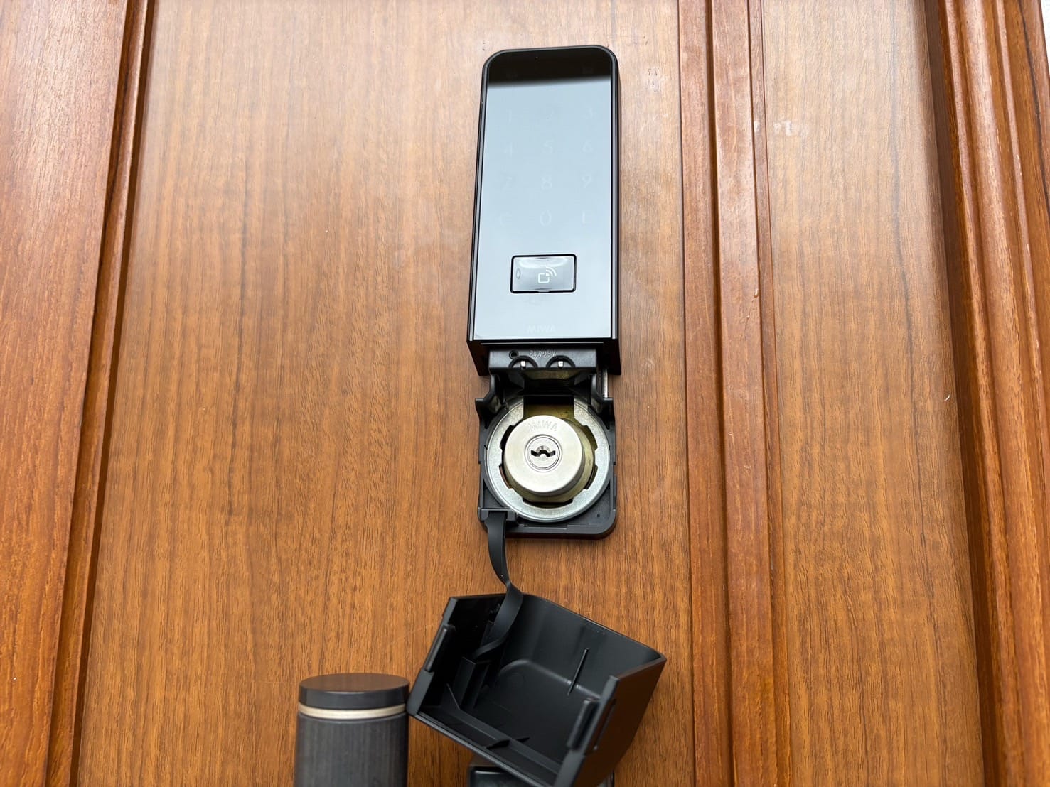 電子錠取り付け、外せばキーシリンダーがあらわれる