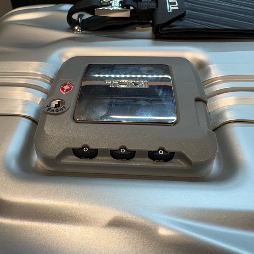 ３桁のダイヤル錠。鍵は施錠されたまま