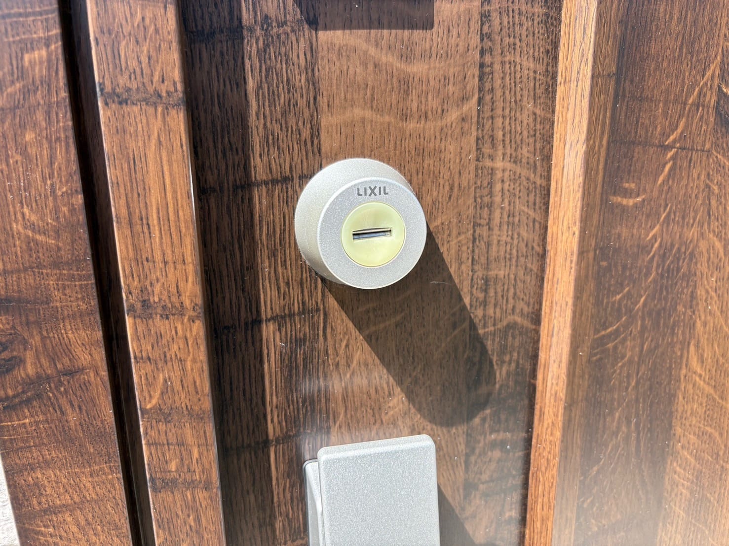 玄関ドアにはディンプルシリンダーがついている