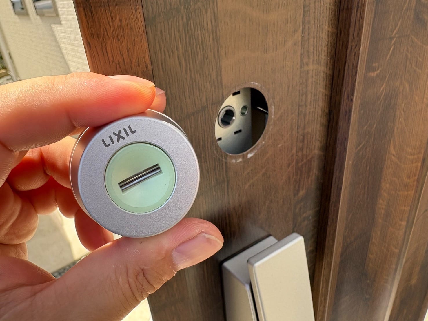 ドアのシリンダーは取り外されている