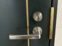 今から解錠を行う１ロックレバーハンドル錠がついた玄関ドア