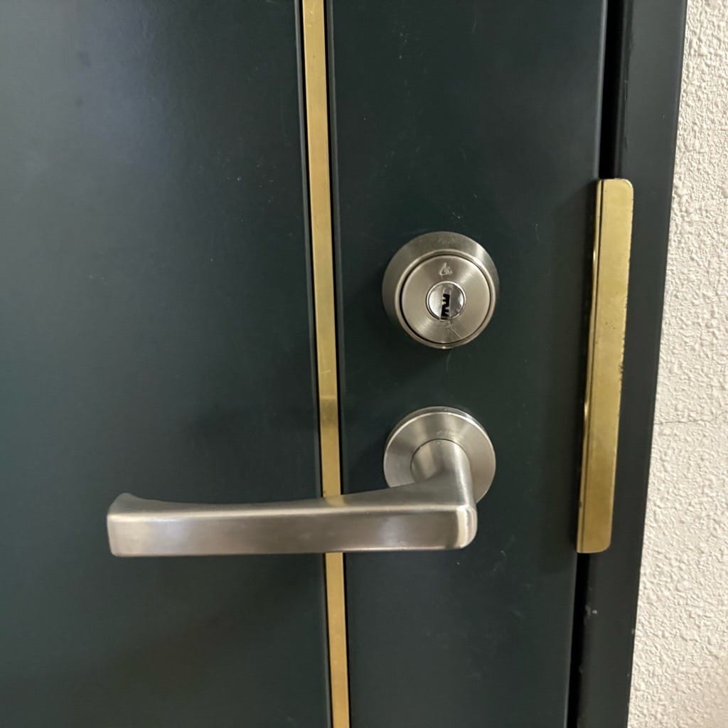 今から解錠を行う1ロックレバーハンドル錠がついた玄関ドア