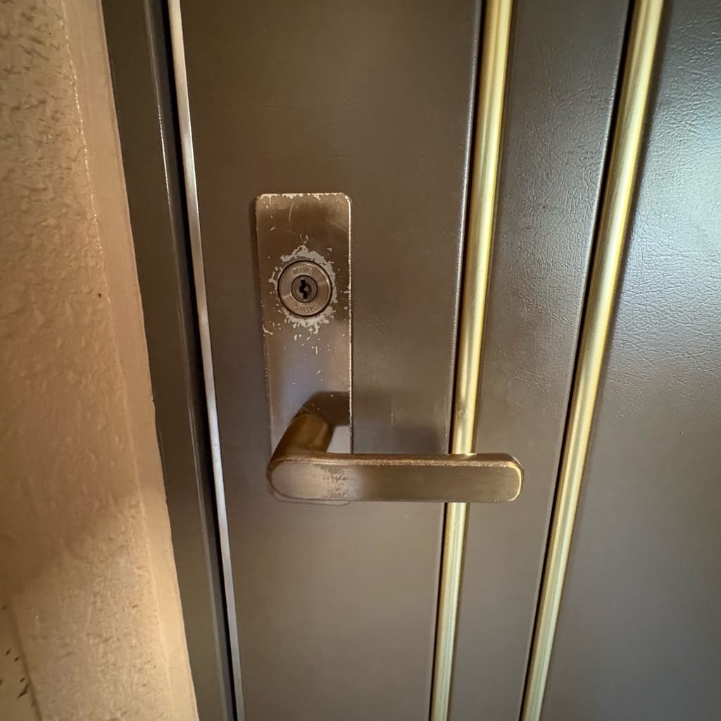 MIWA製のレバーハンドル錠がついています