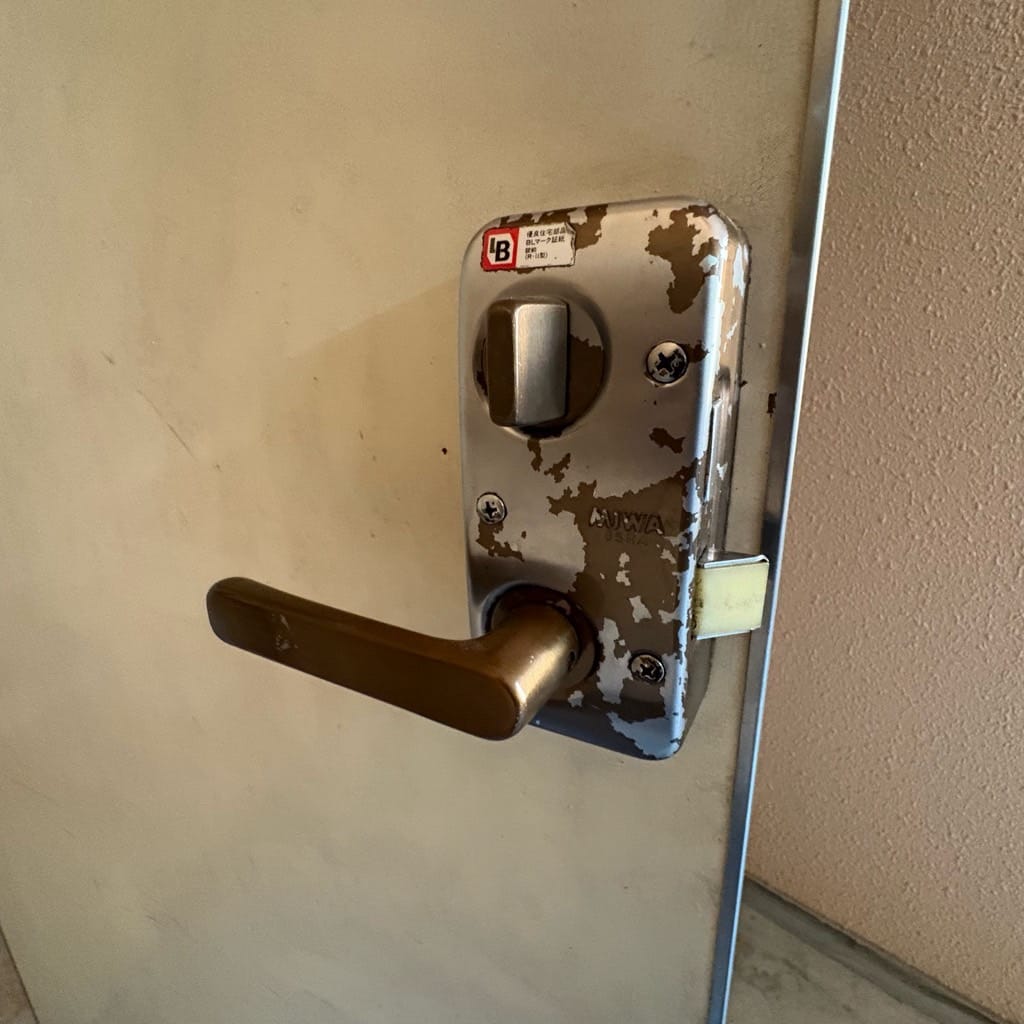 室内側。レバーハンドル錠は塗装が剥がれてぼろぼろに。