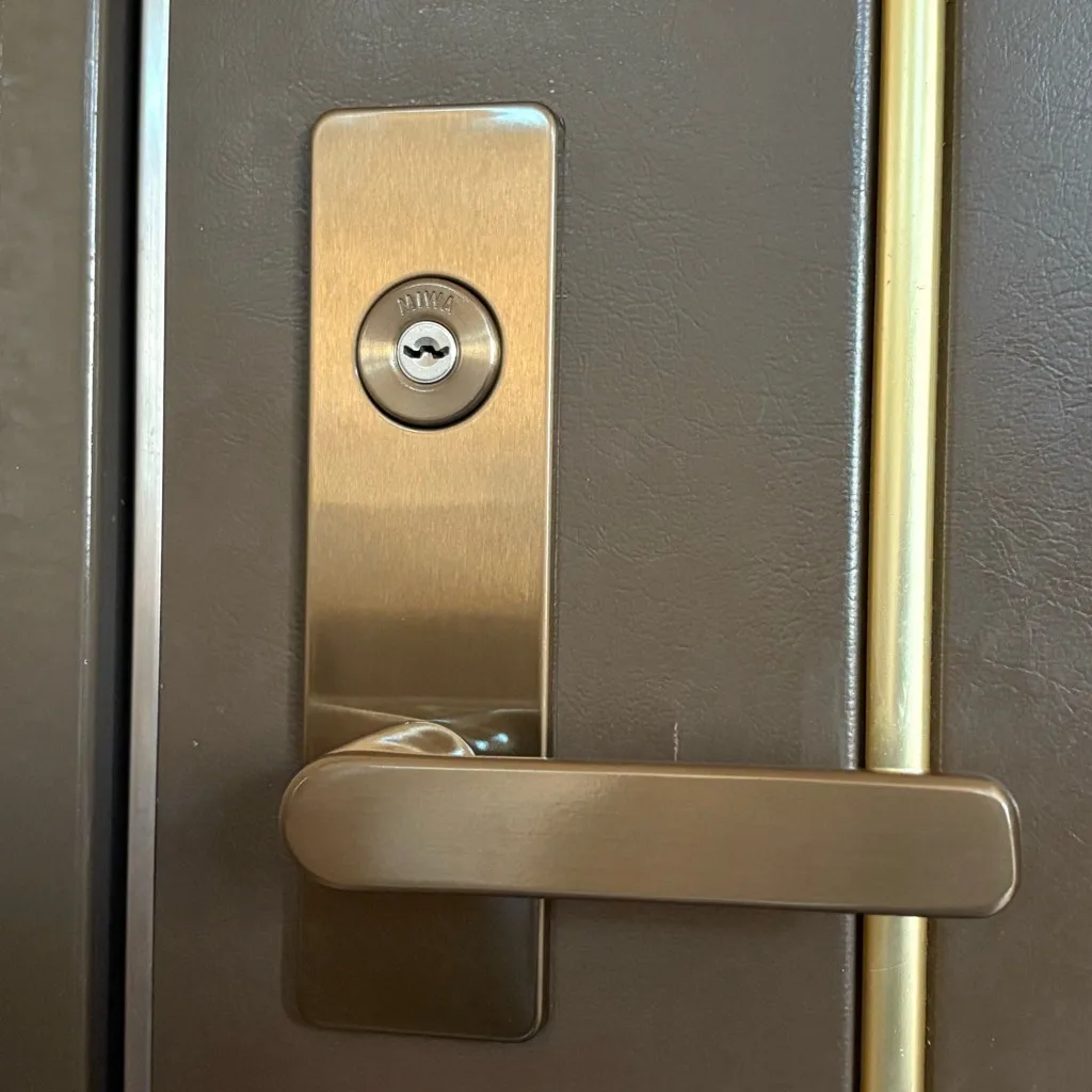 玄関】経年劣化した鍵を交換。見た目も良くなってリフレッシュ！｜鍵屋