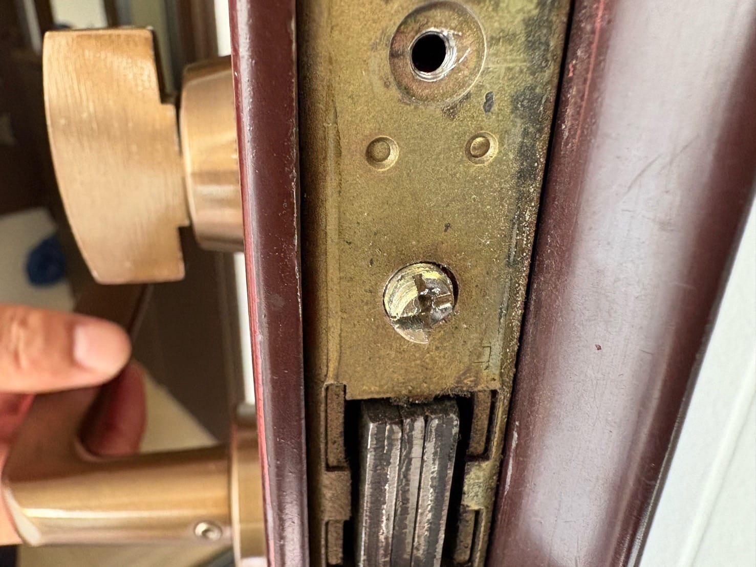 留めネジが破損しています