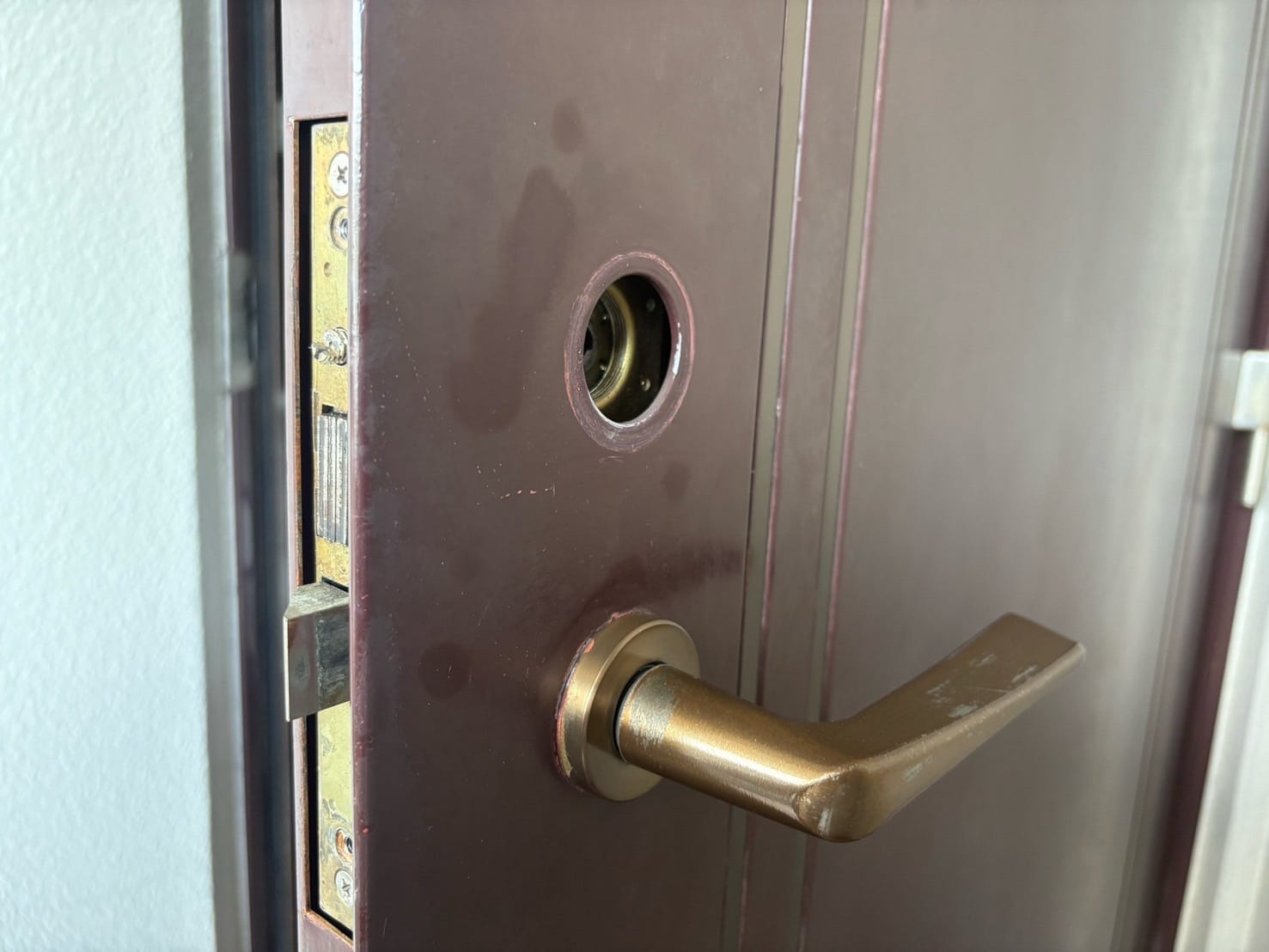 シリンダーを取り外した状態の扉