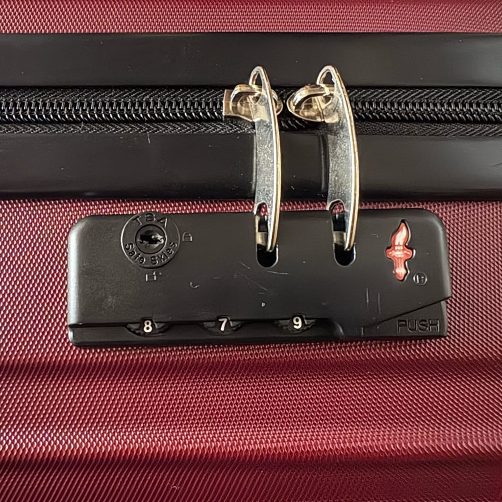 ３桁のダイヤル錠が付いていますが、施錠されたままです