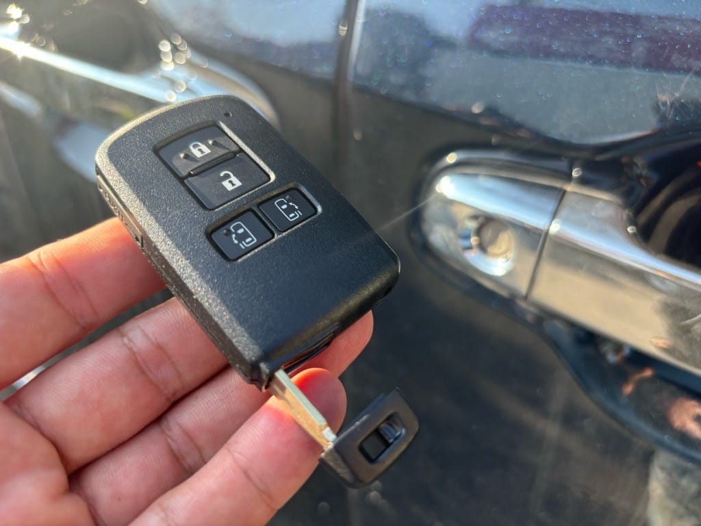 ヴォクシーのスマートキーにメカニカルキーを収納