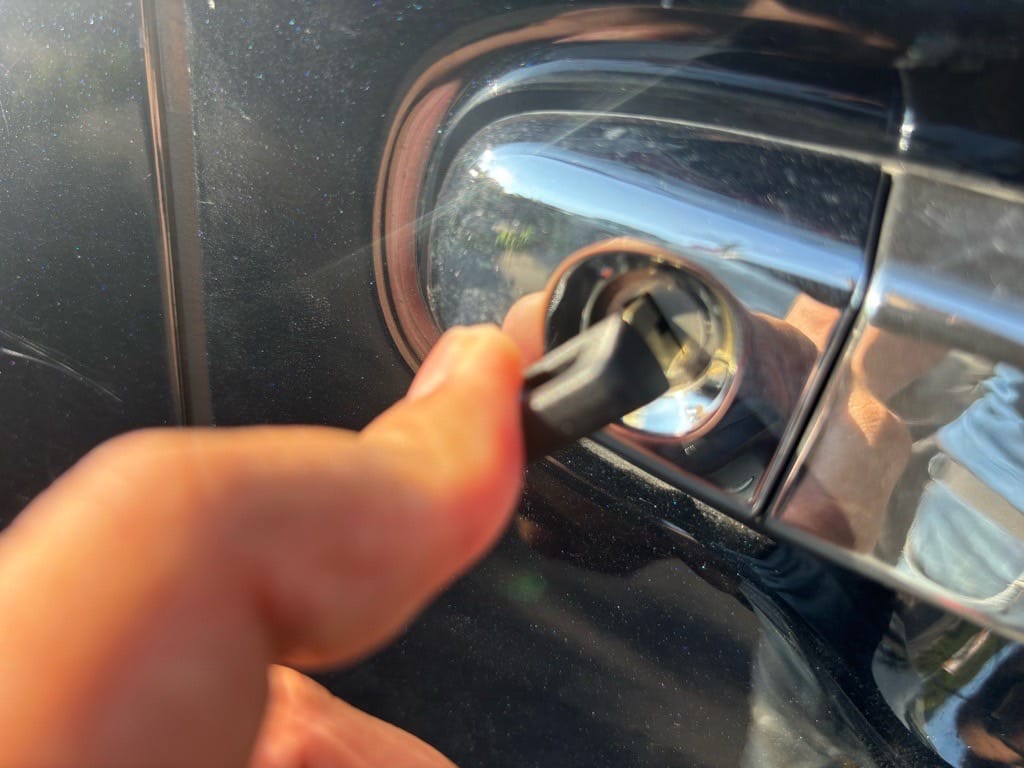 作製したメカニカルキーをヴォクシーのドアシリンダーに挿して動作を確認