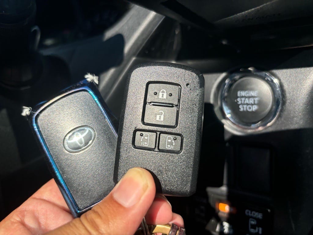 ヴォクシーのスマートキー登録が完了。スタートボタンの近くで2個のスマートキーを持っている