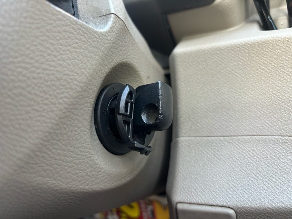 作製したメカニカルキーがイグニッションシリンダーにささっている