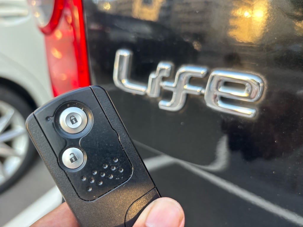 登録が完了したスライフのスマートキーを手に持っている