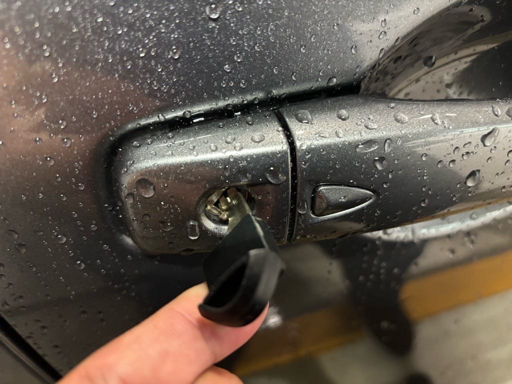 作製したメカニカルキーをノートのドアシリンダーに挿して動作を確認