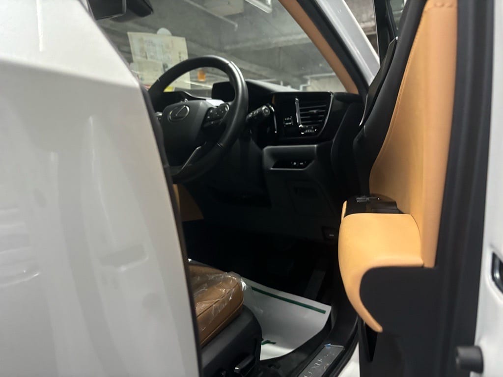 開いたレクサスの運転席ドア