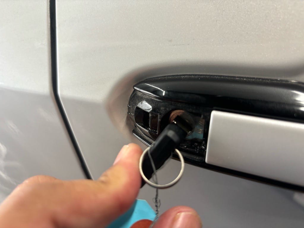 レクサスの運転席ドアシリンダーにエマージェンシーキーを挿して動作を確認