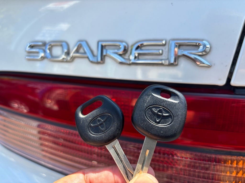 作製したマスターキーを手に持っている