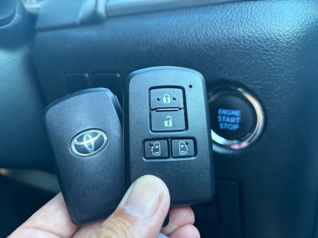 スマートキー登録完了。スタートボタンの前でスマートキー２個をもっている