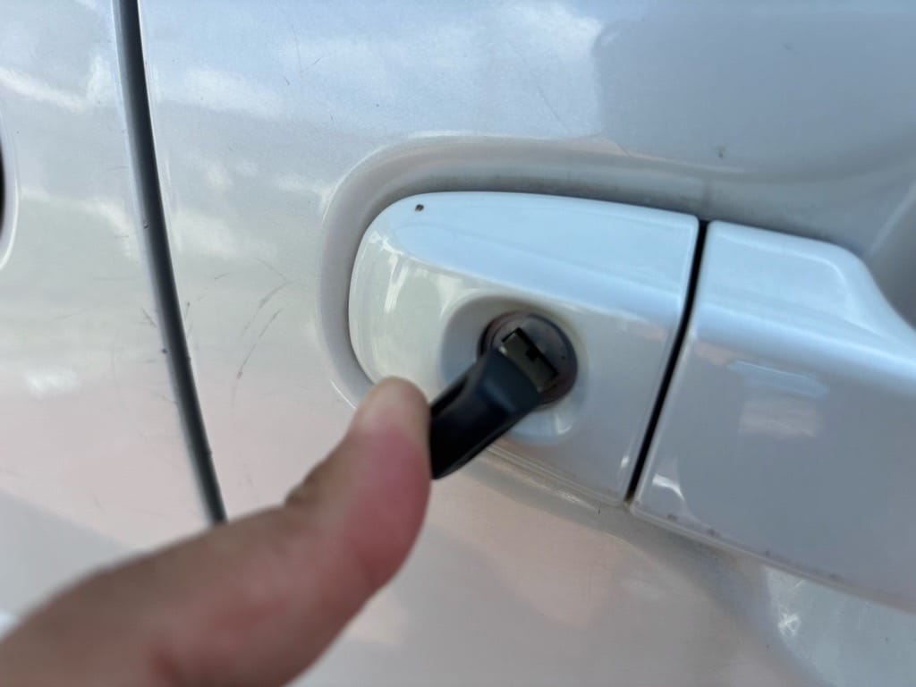 作製したメカニカルキーをシエンタのドアシリンダーに挿して動作を確認