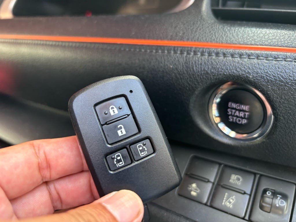 登録が完了したシエンタのスマートキーをスタートボタンの前で持っている